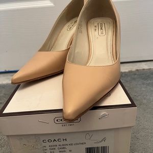 Coach classic camel pumps Size 8  2 1/2” heel